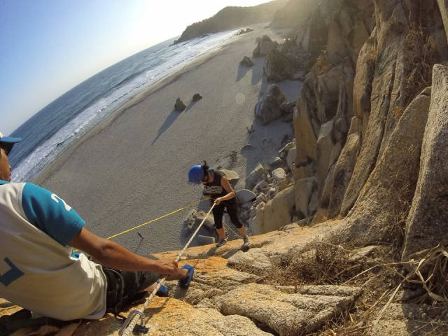Rappel frente al oceano pacifico