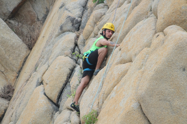 Escalando muro natural