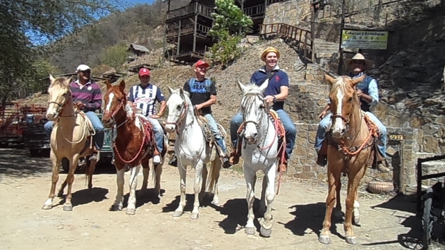 Paseo a caballo con los amigos 