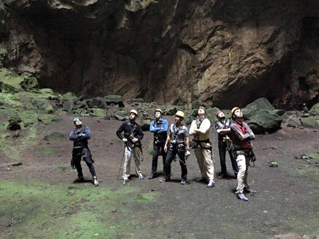 Team dentro del sotano