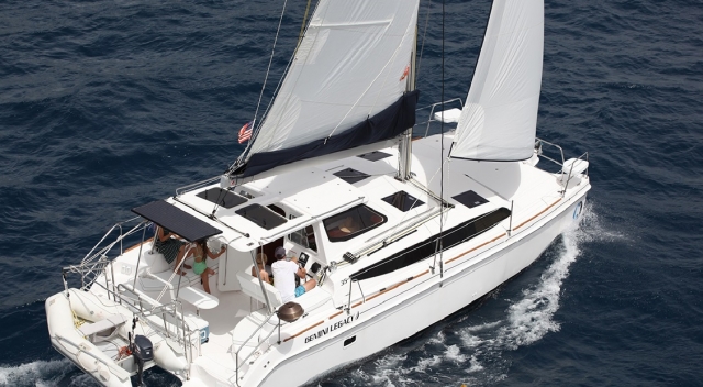 Catamarán en alta mar