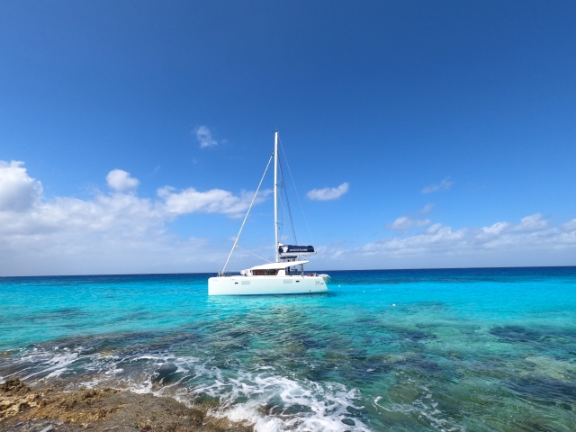 Pasea en catamarán