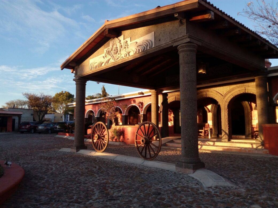 Hacienda al amanecer