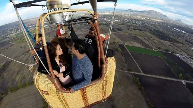 Parejas disfrutando de un paseo en globo