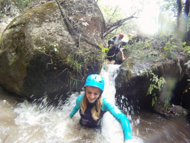 Cruzando la cascada 