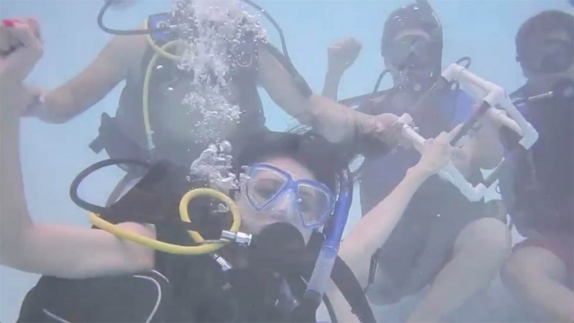 Equipo de buceo cogiendo la clase practica