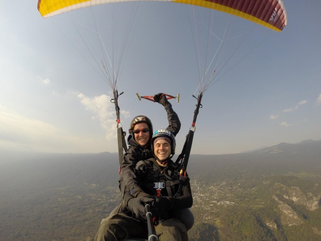 Coge de fotos en vuelo de parapente  
