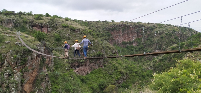 Emoción al cruzar el puente colgante 