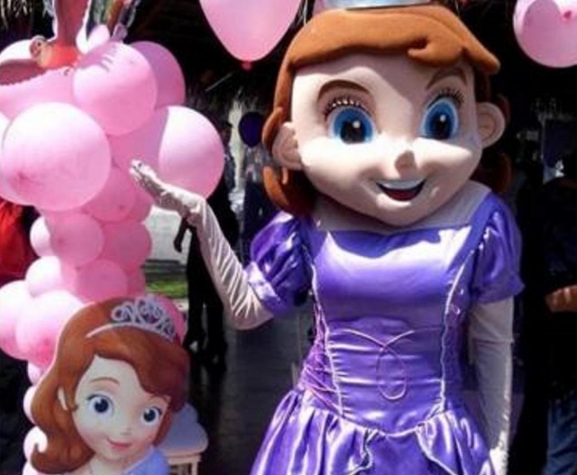 Botarga de muñeca en la fiesta de niñas