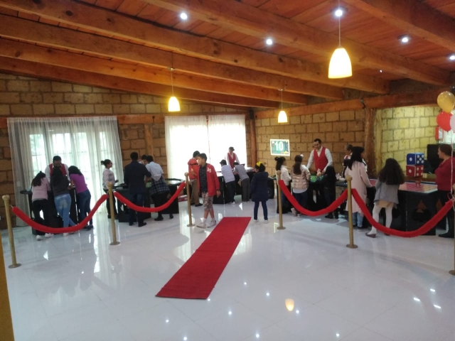 Fiesta con temática de las Vegas con casinos y más juegos