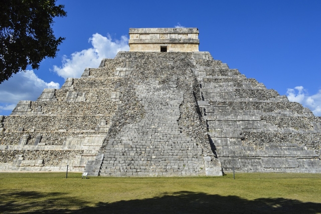 Pasea en las ruinas arqueologicas 