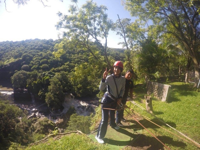 Tirolina en el parque de aventura