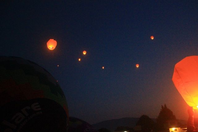 Globos de cantoya al amanecer 