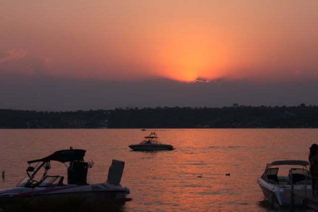 Puesta de sol sobre el lago
