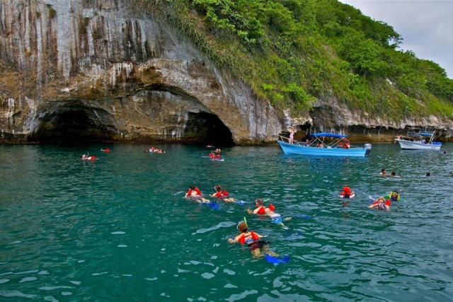 Nada en aguas frescas y cristalinas