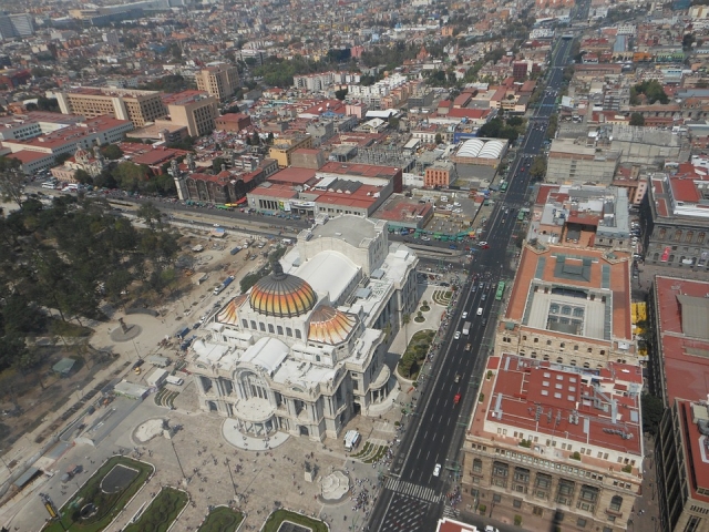 Helicoptero en la ciudad 