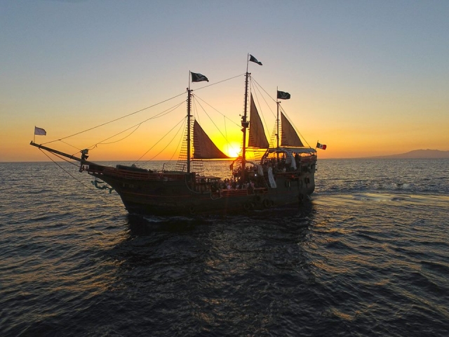 Atardecer en barco pirata
