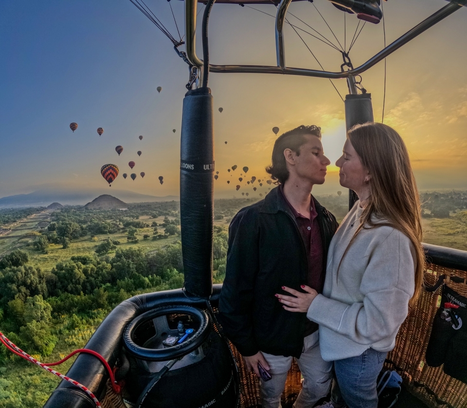 Pareja en globo aerostatico