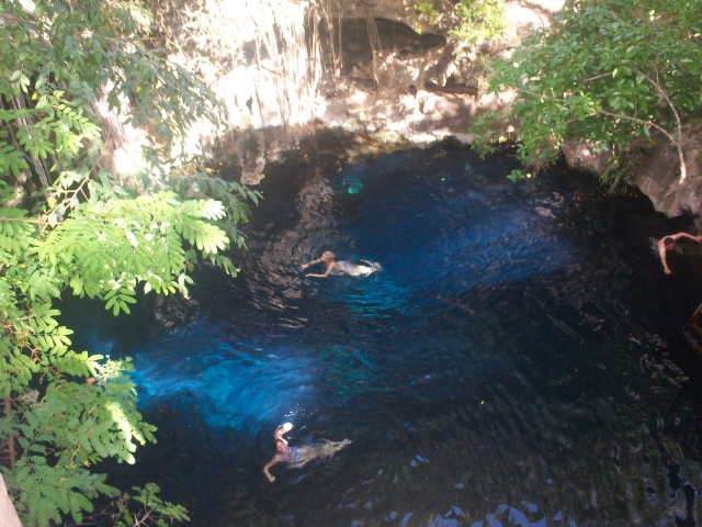 Nada en cenote 