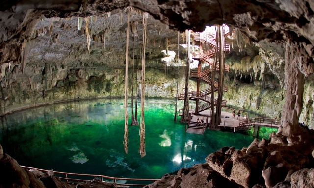Cenote maya 