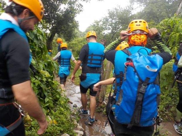 Iniciando la ruta de espeleologia