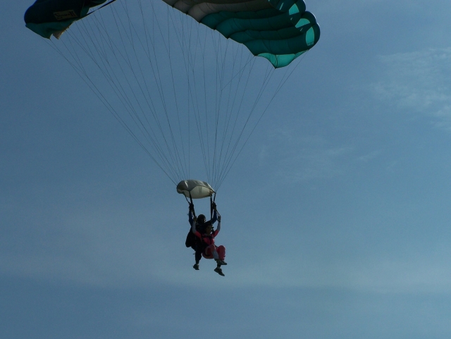 Disfrutando del salto en paracaidas 