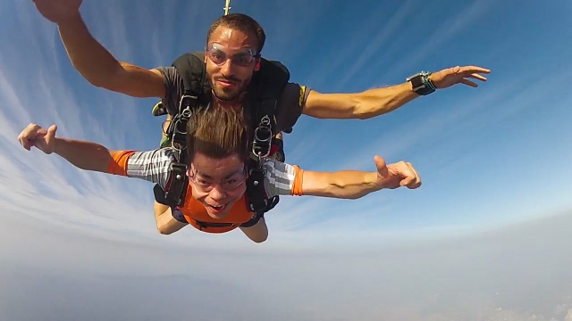 Saltando en paracaídas