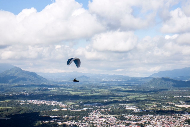 Disfrutando del vuelo en parapente
