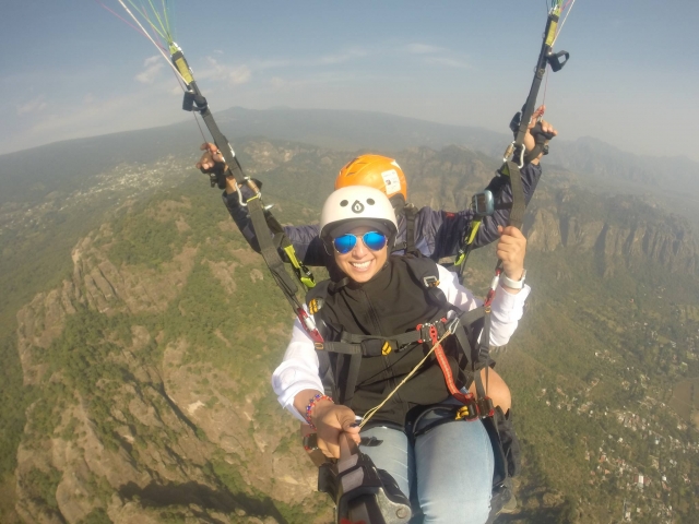Disfrutando de un vuelo panoramico en parapente 