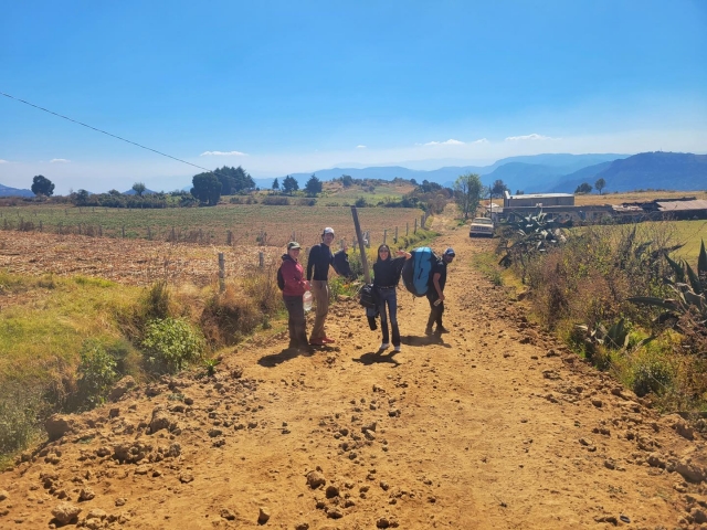 caminando en grupo