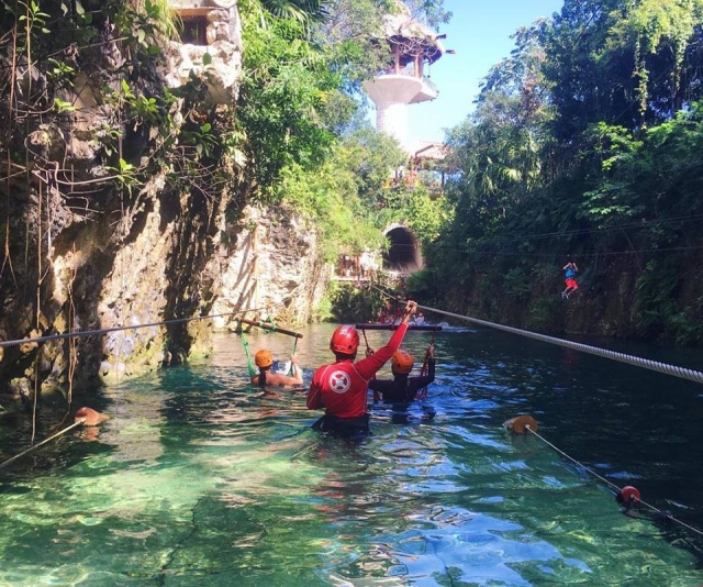 Tirolina en cenote