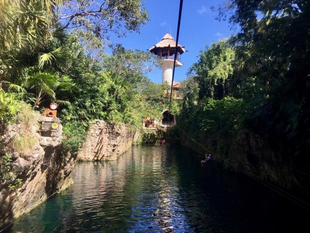 Tirolina sobre el cenote