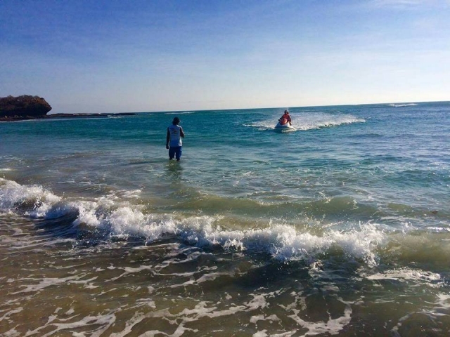 Recorre la playa