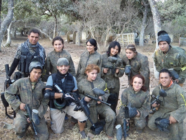 Pasa el dia jugando paintball 