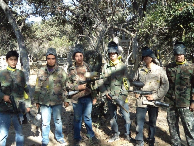 Jugando paintball 