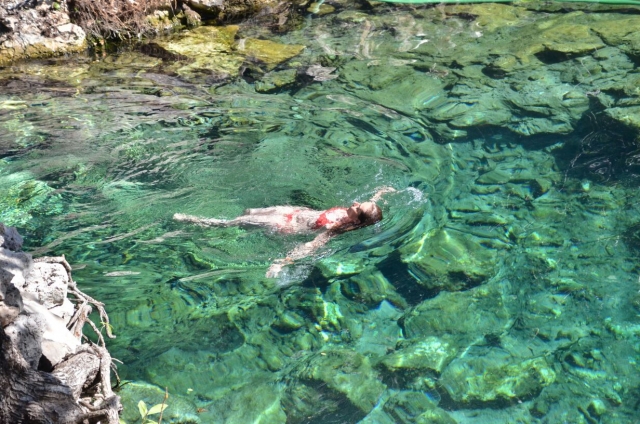 Nada en el agua cristalina