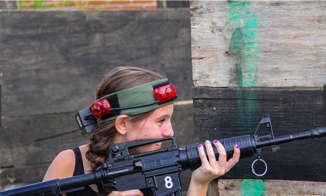 Celebra jugand con laser tag 