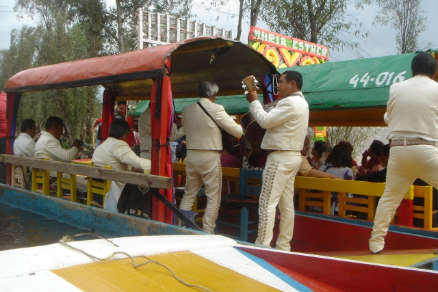 Mariachis en trajinera