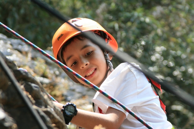 Niño escalando