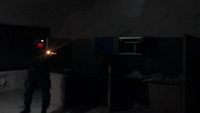Entra al cuarto