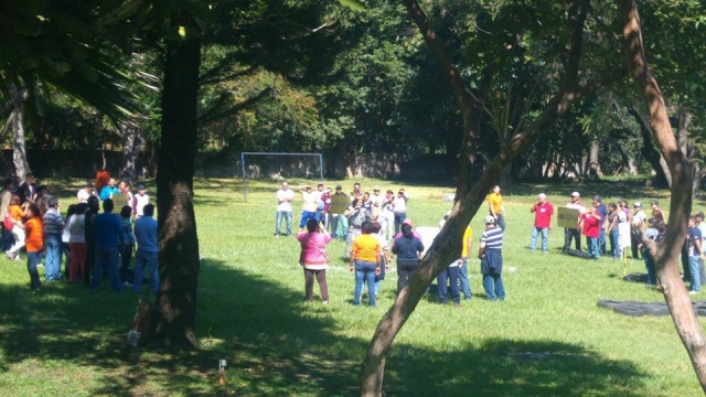 Juega en la cancha de futbol