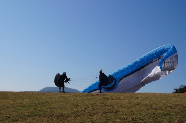 Dos con parapente