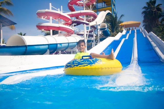 juega en el agua