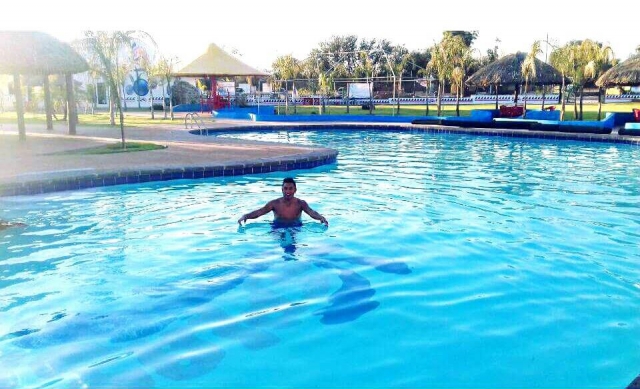 Chico en piscina