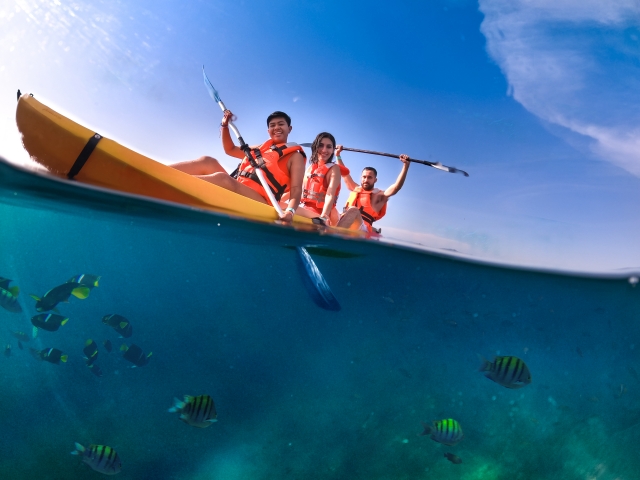 Remando en kayak
