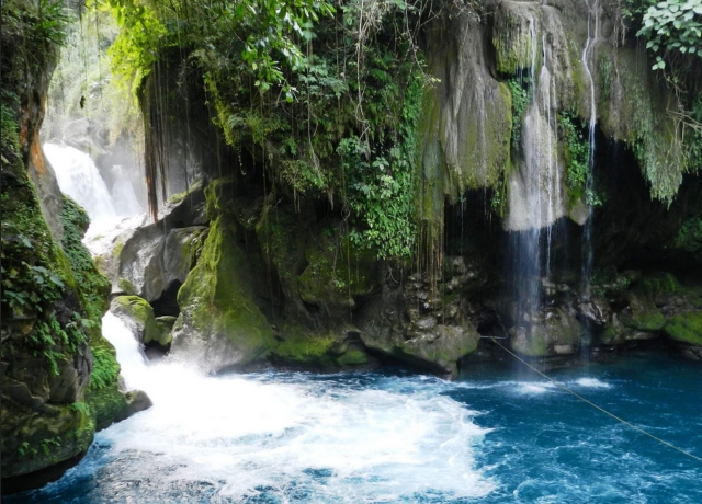 agua cayendo al rio