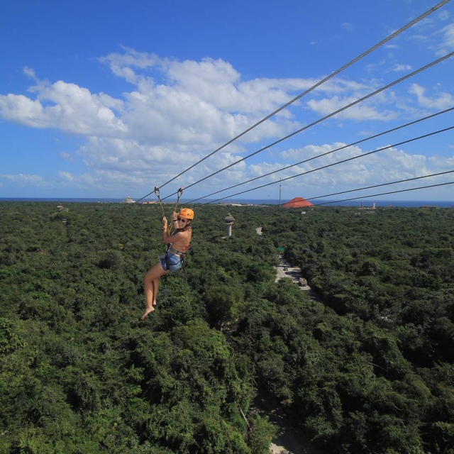 Volando en la tirolina más alta