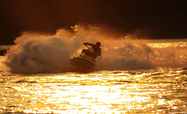 moto acuatica al amanecer