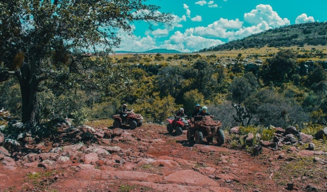 Monta las rocas en nuestros cuatrimotos