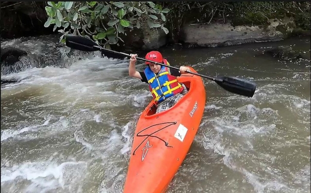 kayak en los rapidos
